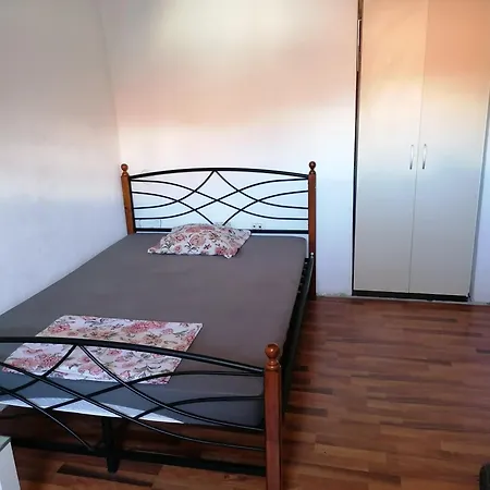 Leona Apartment
